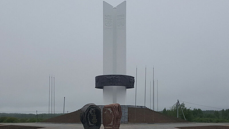 На Чернігівщині зносять відомий монумент “Три сестри”