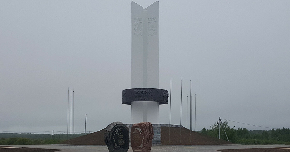 На Чернігівщині зносять відомий монумент “Три сестри”