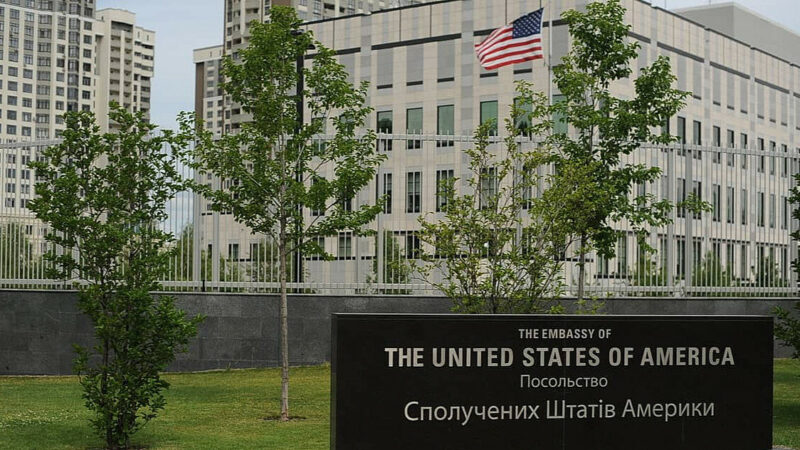 CNN: Пентагон допускає військову охорону посольства США у Києві