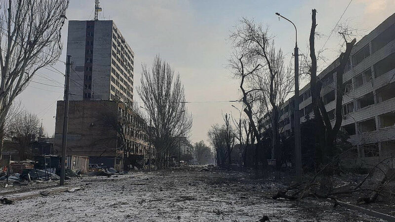 Радник мера: окупанти почали частково випускати людей із Маріуполя