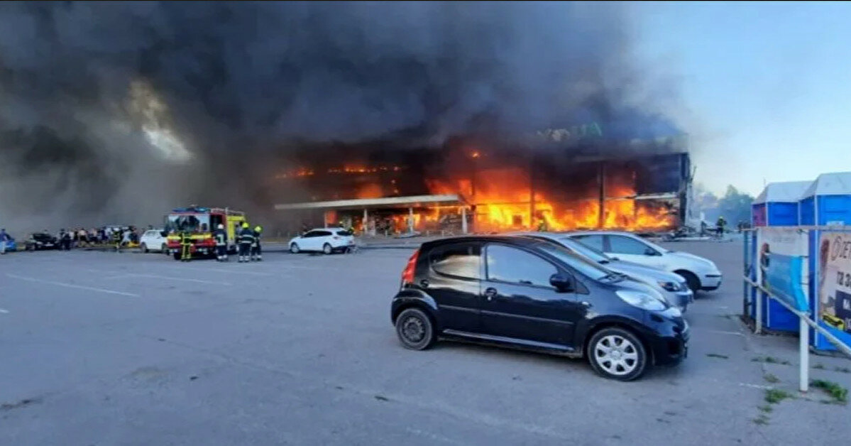 Ракетний удар по ТЦ у Кременчуці: фото та відео з місця трагедії