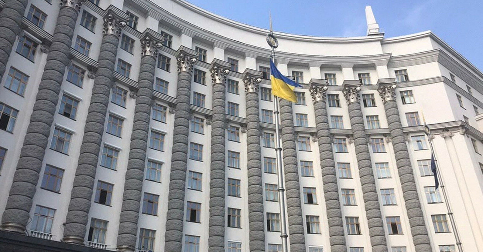 Рада скасувала обмеження на подарунки для чиновників, якщо їх віддадуть на потреби ЗСУ