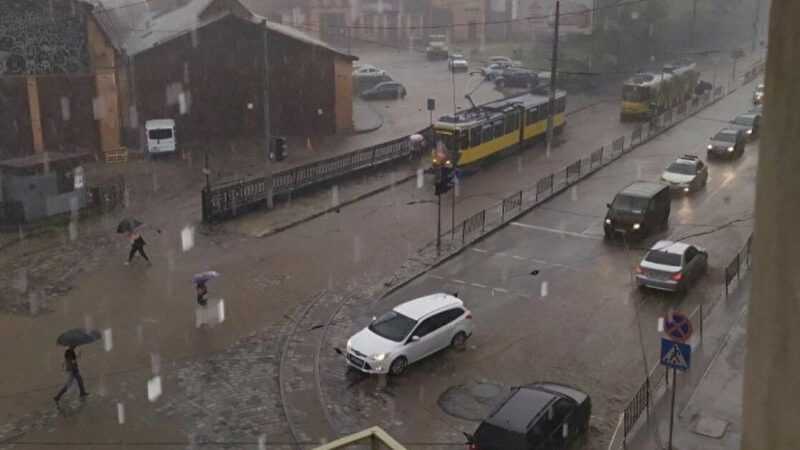 Львів накрило сильною грозою та градом: вулиці затоплені, транспорт стоїть