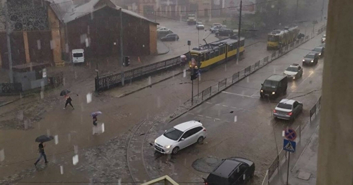 Львів накрило сильною грозою та градом: вулиці затоплені, транспорт стоїть