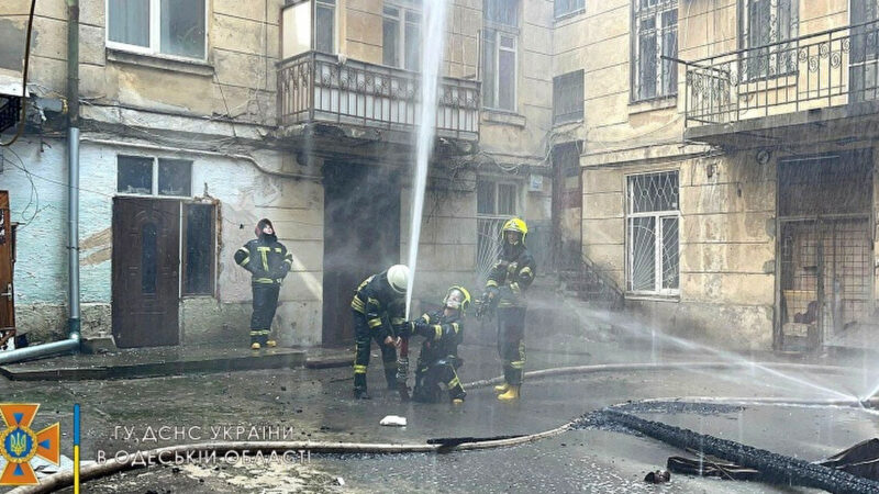 Пожежу в центрі Одеси гасять уже понад дві години