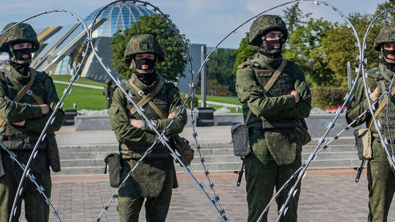 ЗМІ: у містах Білорусі мешканцям почали масово роздавати повістки