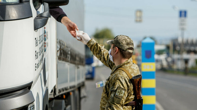 Зеленський відповів на петицію про скасування безвізу з Білоруссю