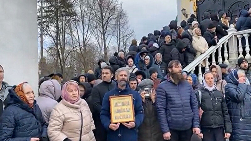 Віряни УПЦ МП не пускали ПЦУ в храм у Франківську: заварили ворота, розпилили газ