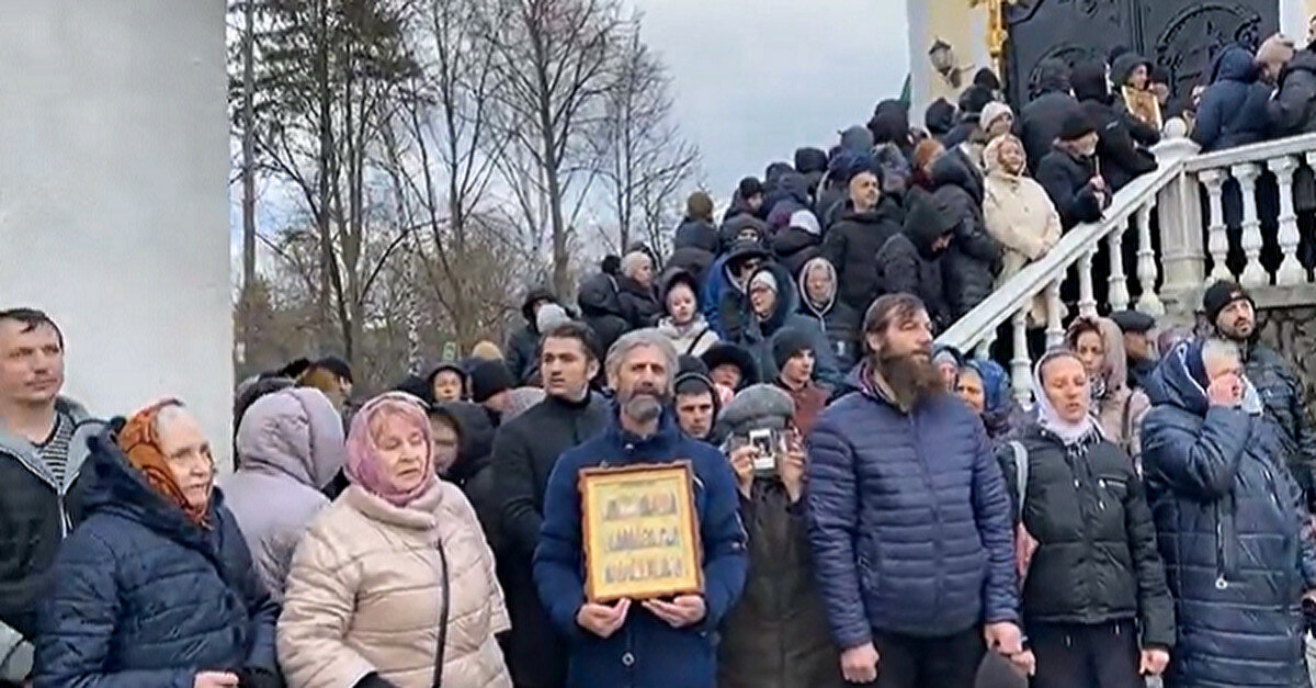 Віряни УПЦ МП не пускали ПЦУ в храм у Франківську: заварили ворота, розпилили газ