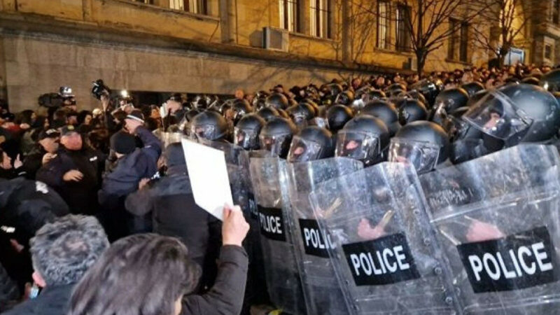 У Грузії схвалили законопроєкт про “іноагентів”: під парламентом почалися сутички