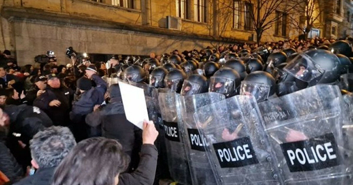 У Грузії схвалили законопроєкт про “іноагентів”: під парламентом почалися сутички