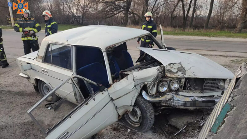 Не впорався з керуванням та влетів в бетонну огорожу: ДТП з потерпілими у Камʼянському