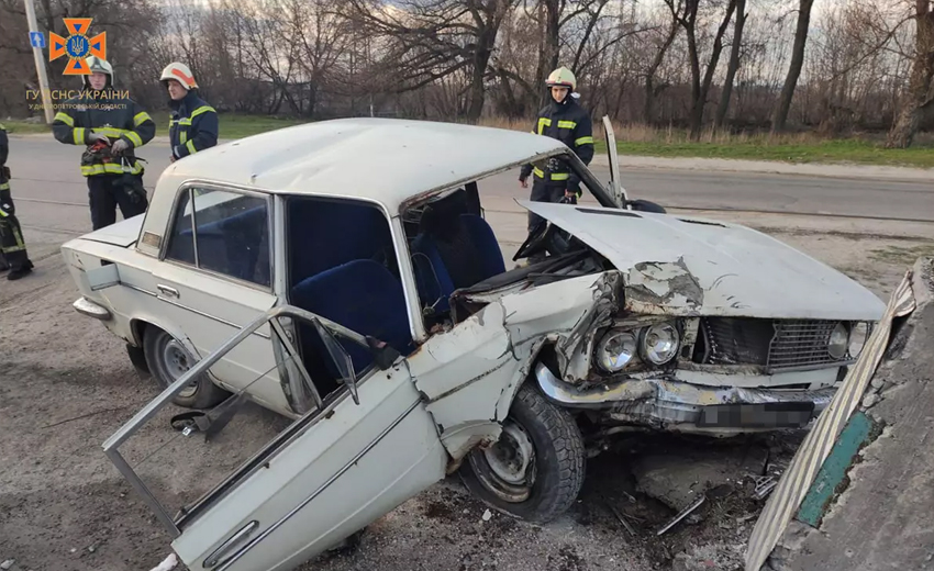 Не впорався з керуванням та влетів в бетонну огорожу: ДТП з потерпілими у Камʼянському