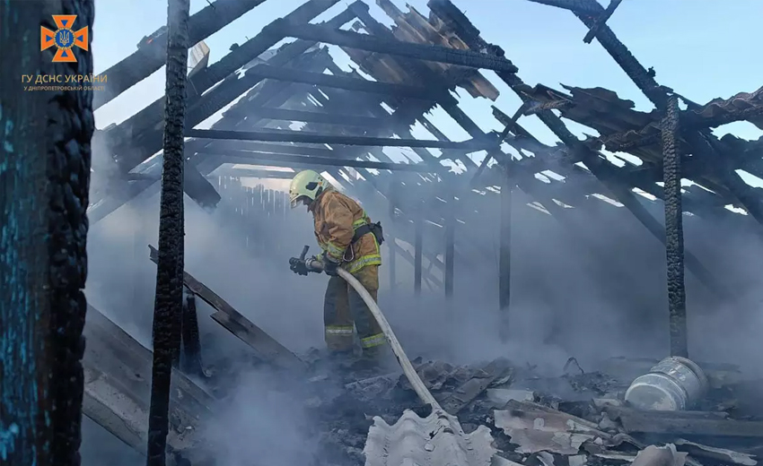 Вогнем повністю знищено дах: у Нікополі спалахнув приватний будинок