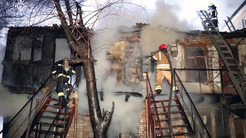 На пожежі у центрі Дніпра врятували трьох людей