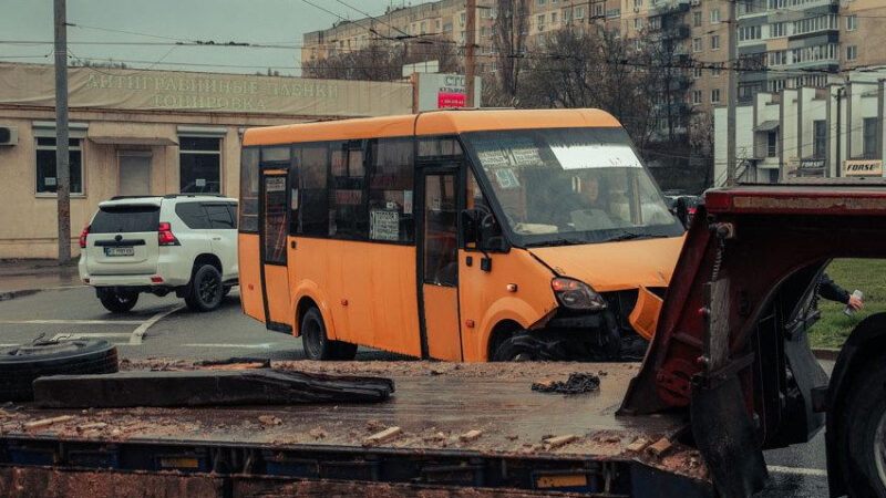 У Дніпрі вантажівка зіштовхнулась з маршруткою №91: подробиці