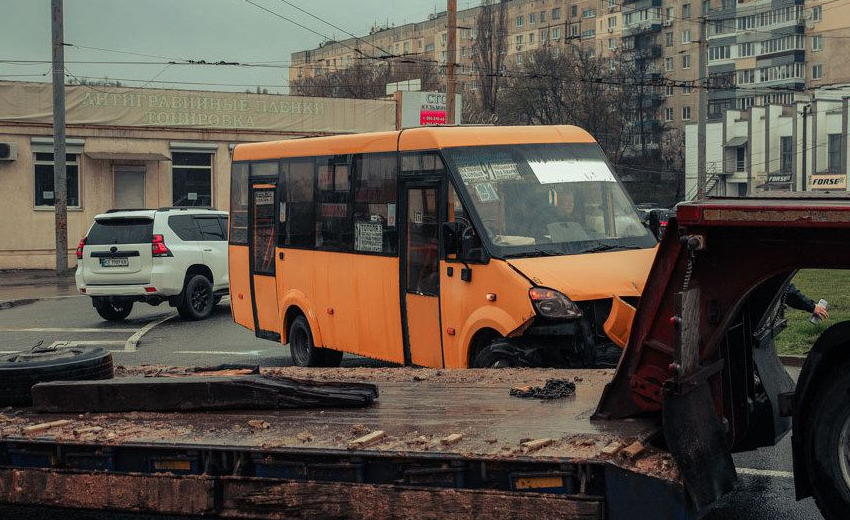 У Дніпрі вантажівка зіштовхнулась з маршруткою №91: подробиці