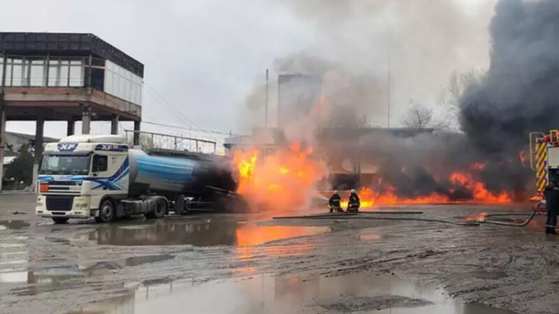 Вогнеборці Дніпра ліквідували займання бензовозу