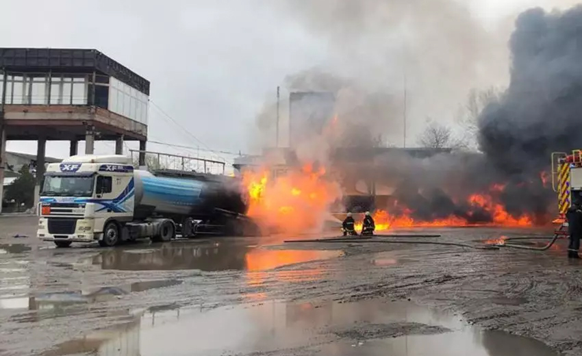 Вогнеборці Дніпра ліквідували займання бензовозу