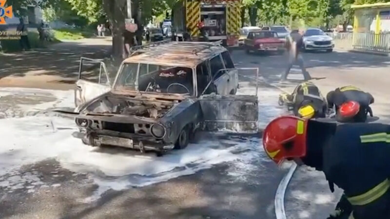 У Дніпрі вогнеборці загасили палаючу автівку: деталі