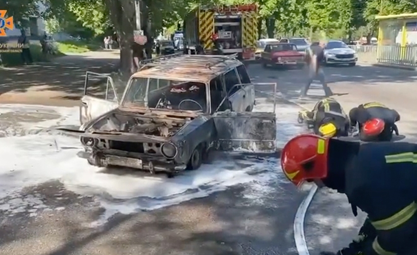 У Дніпрі вогнеборці загасили палаючу автівку: деталі