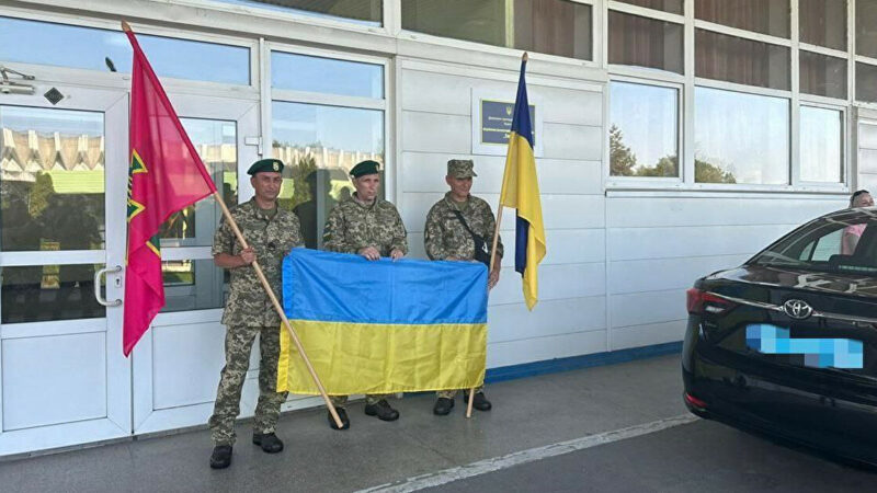 В Україні показали трьох військовополонених, яких повернули з Угорщини