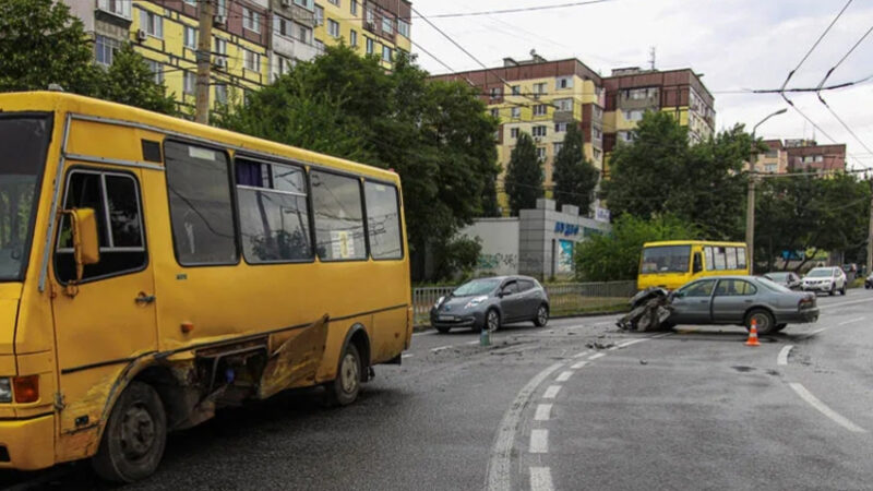 На вулиці Марії Лисиченко у Дніпрі зіткнулись Nissan та автобус №136: є постраждалі