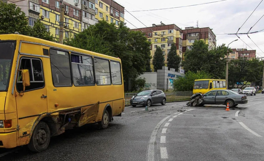 На вулиці Марії Лисиченко у Дніпрі зіткнулись Nissan та автобус №136: є постраждалі