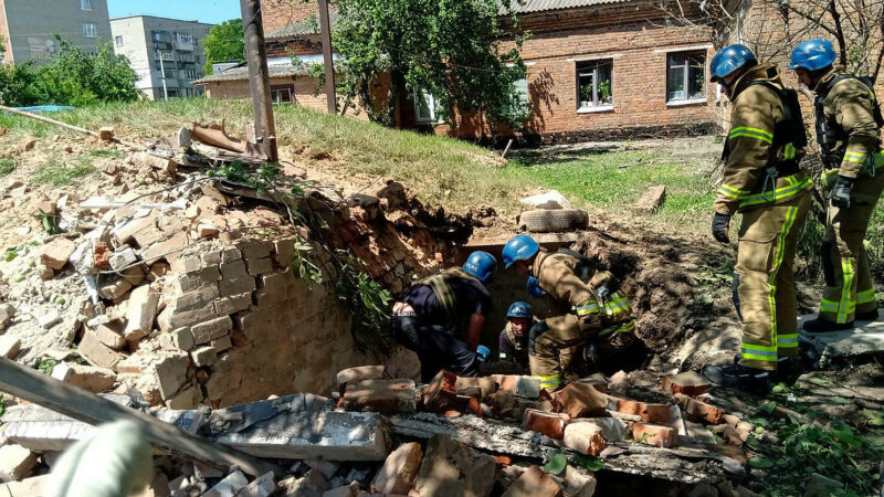 ДСНС: Росіяни обстріляли пожежну частину на Сумщині – є постраждалі