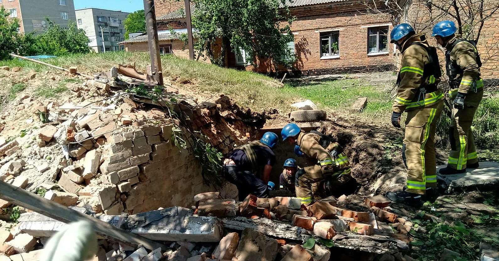 ДСНС: Росіяни обстріляли пожежну частину на Сумщині – є постраждалі