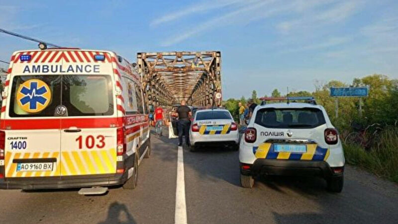 У Закарпатській області обвалився міст: постраждали троє людей