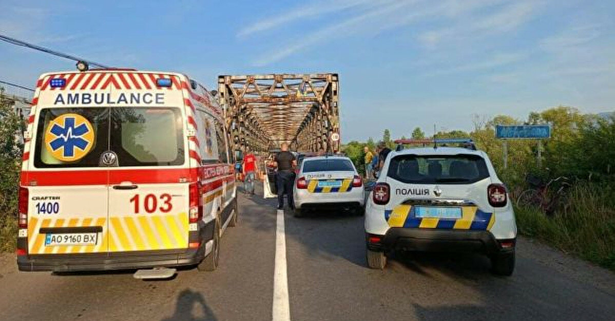 У Закарпатській області обвалився міст: постраждали троє людей