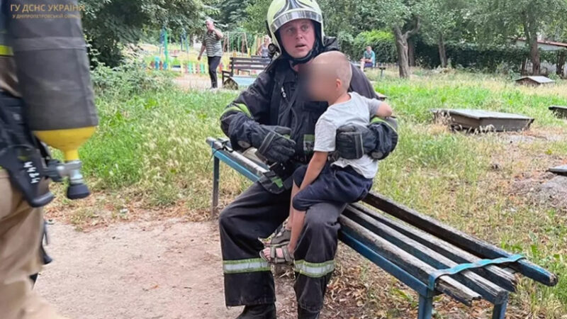 На пожежі у Нікополі вогнеборці врятували дитину 2017 року народження