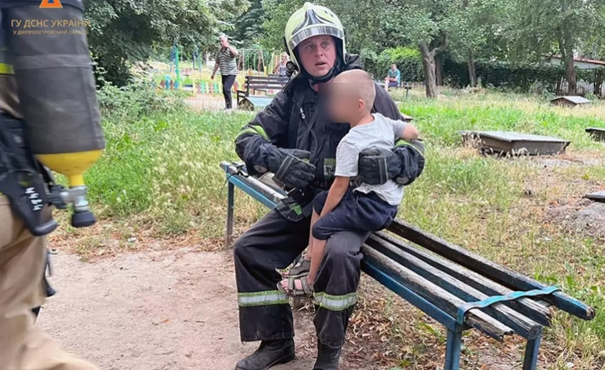 На пожежі у Нікополі вогнеборці врятували дитину 2017 року народження