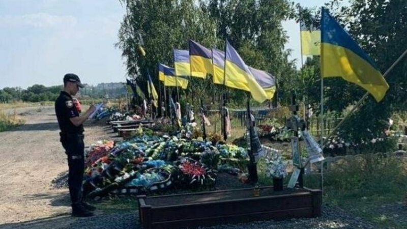 У Криворізькому районі затримали 63-річного чоловіка за наругу над могилами військовослужбовців