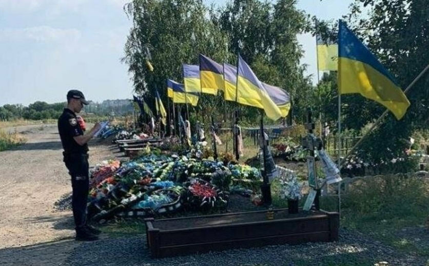 У Криворізькому районі затримали 63-річного чоловіка за наругу над могилами військовослужбовців