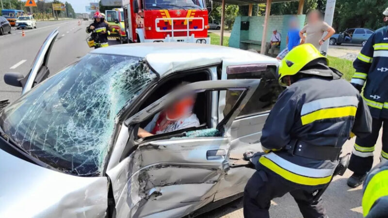 ДТП між вантажівкою та ВАЗ у Павлограді: рятувальники деблокували травмованого водія