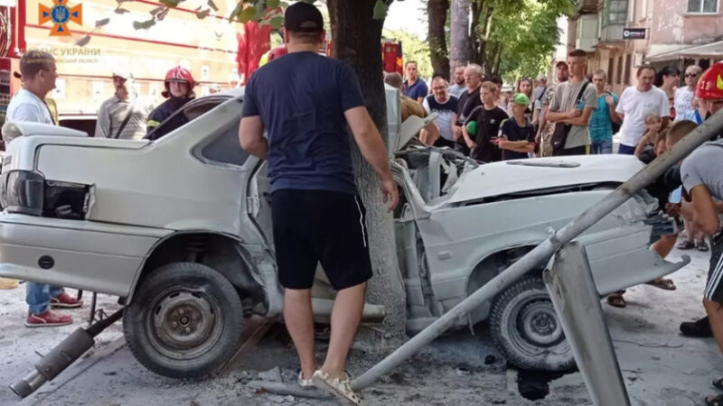 Тіло водія без ознак життя застрягло в автівці: подробиці смертельної ДТП у Кривому Розі