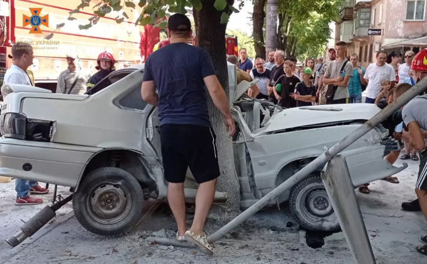 Тіло водія без ознак життя застрягло в автівці: подробиці смертельної ДТП у Кривому Розі