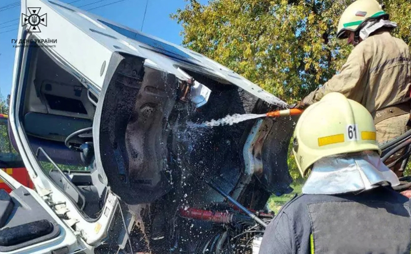 У Криворізькому районі під час руху спалахнула вантажівка: деталі