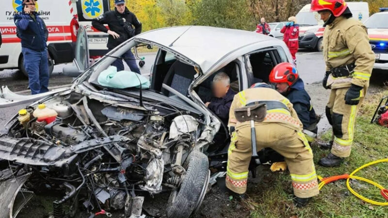 Водія затисло в салоні: у Синельниківському районі зіткнулися Ford і фура