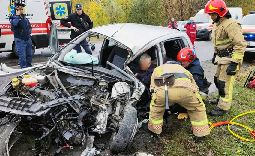 Водія затисло в салоні: у Синельниківському районі зіткнулися Ford і фура