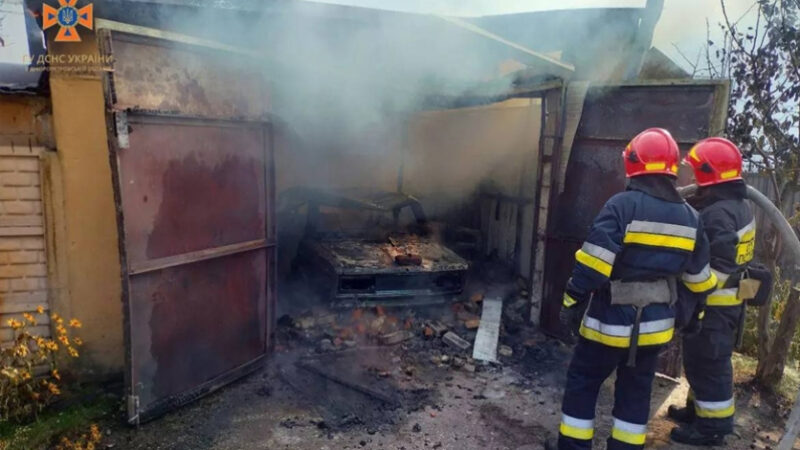 У Новокодацькому районі Дніпра спалахнув гараж з автівкою всередині