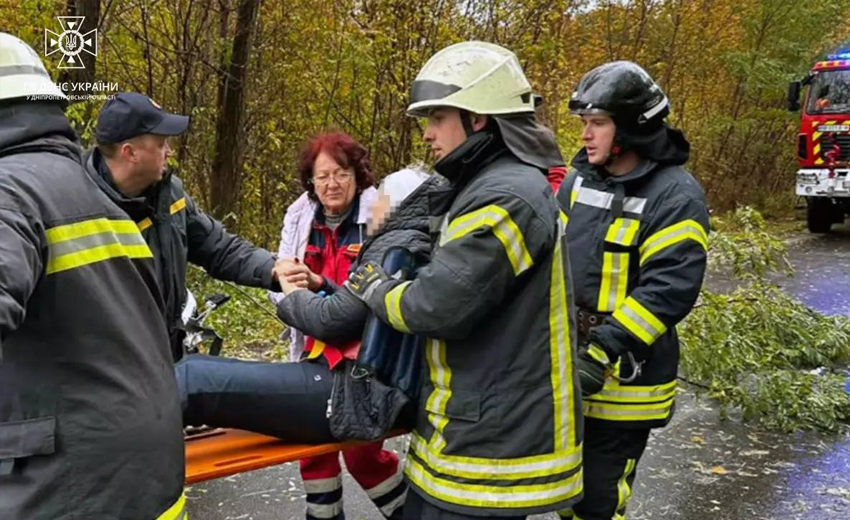 Зʼїхала з дороги та зіткнулася з деревом: надзвичайники Дніпровського району врятували 70-річну водійку Renault