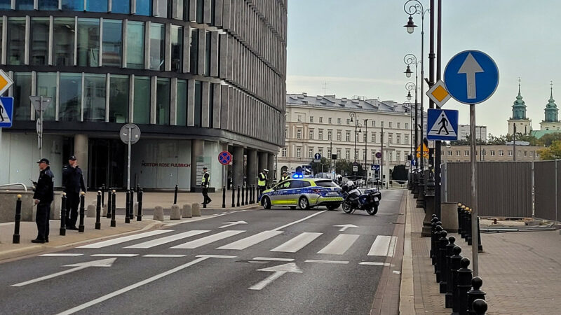 В центрі Варшави чоловік погрожував підірвати себе посеред площі