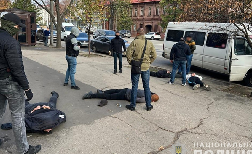 Погрожували відрізати кінцівки автоперевізникам, щоб «віджати» їхній бізнес: на запоріжжі затримали рекетирів