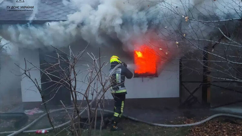 Надзвичайники ліквідували пожежу в лазні у Дніпровському районі: деталі