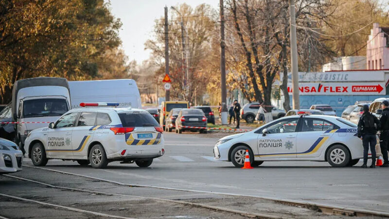 Кинули гранату в бік зупинки на проспекті Свободи: правоохоронці Дніпра звтримали групу зловмисників