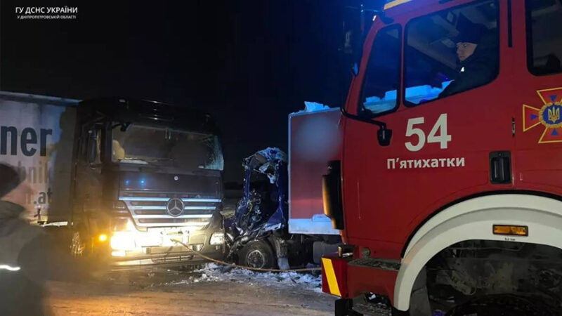 У Камʼянському районі вночі зіткнулись дві вантажівки: подробиці смертельної ДТП