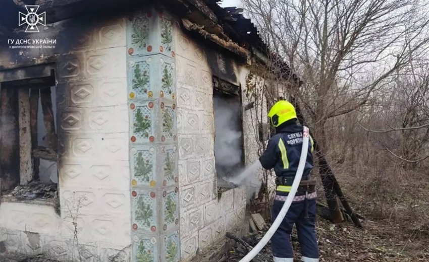 Горів дах та речі домашнього вжитку: вогнеборці ліквідували займання у Дніпровському районі